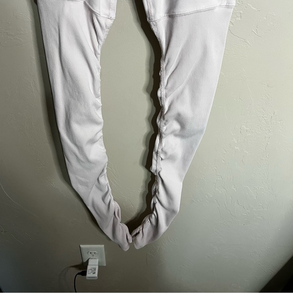 ALO Yoga Light Pink Goddess High Rise Leggings - Picture 5 of 9